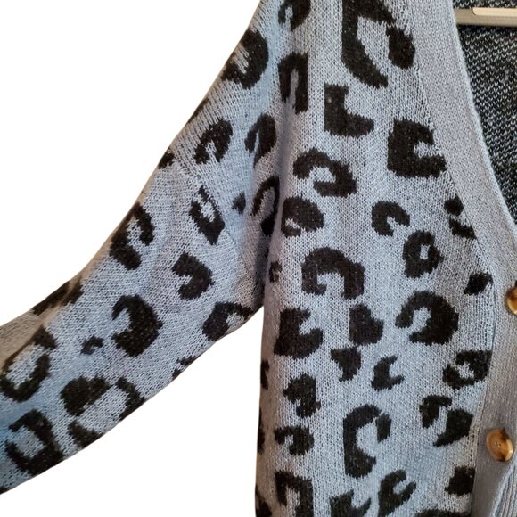 C & C California Blue Leopard Print V-Neck Cardigan Large - Picture 3 of 15